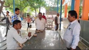 मंडी सचिव हरनारायण भिलाला द्वारा किसानों से भोजन के बारे में जानकारी लेते हुए...